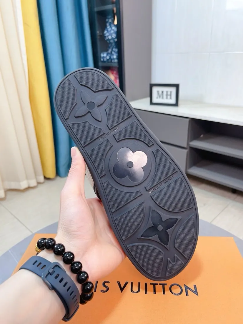 Ex-factory price 320🌹🌹 (lv-Louis Vuitton) new men's sandals, high-end boutique, exquisite embossed logo decoration on the upper, fine workmanship, super soft soles, casual, loose and comfortable, a must-have in summer! \nsize：38-44